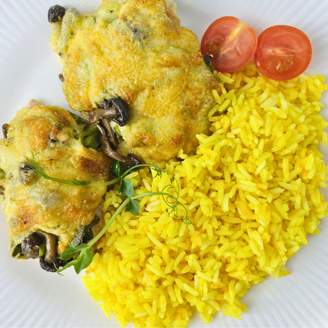 Куриная отбивная, запечённая с грибами намеко под сырной шапочкой с рисом