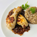 Куриные ножки с луковым конфи в винном соусе с гречкой