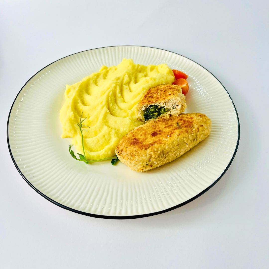 Куриные зразы с сырно-шпинатной начинкой и сливочным картофельным пюре