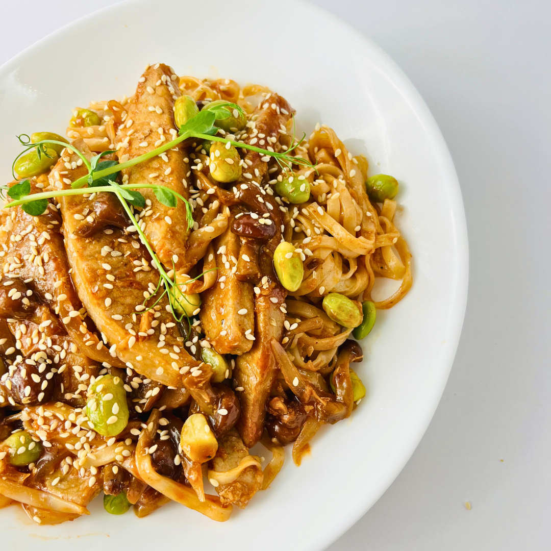 Гречневая лапша со свининой в соусе терияки тасю с грибами намеко