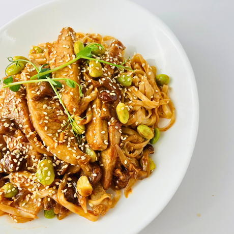 Гречневая лапша со свининой в соусе терияки тасю с грибами намеко