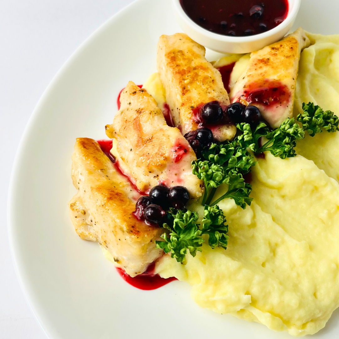 Медальоны из куриной грудки под пряным соусом из чёрной смородины с кремом из картофеля