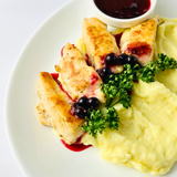 Медальоны из куриной грудки под пряным соусом из чёрной смородины с кремом из картофеля