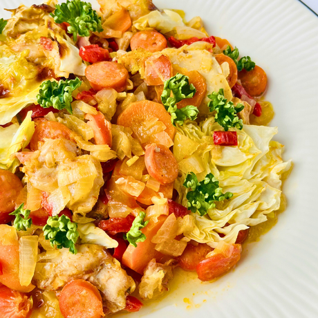 Курица, запечённая с капустой, морковью и копчёностями в пряных травах