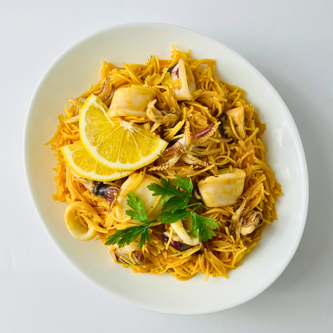 Испанская паэлья Фидеуа с кальмарами, вермишелью и пряными травами