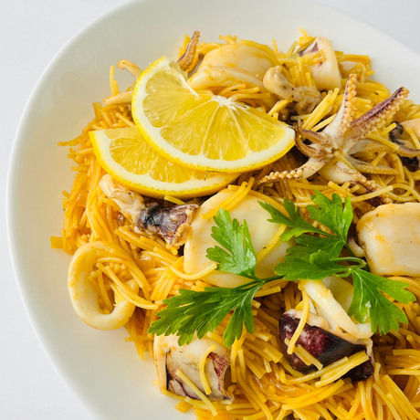 Испанская паэлья Фидеуа с кальмарами, вермишелью и пряными травами