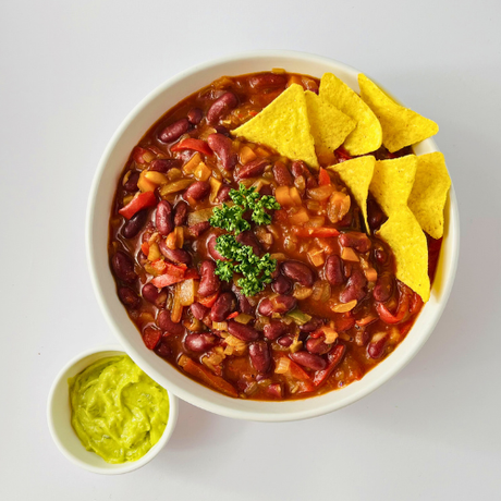 Постный чили кон-карне с домашними начос и гуакамоле