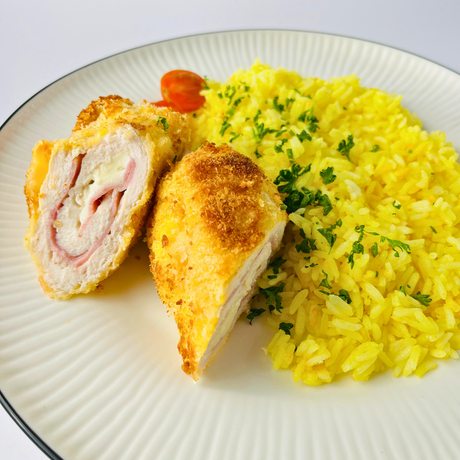 Куриная котлета кордон блю с ветчиной и сыром и золотистым рисом