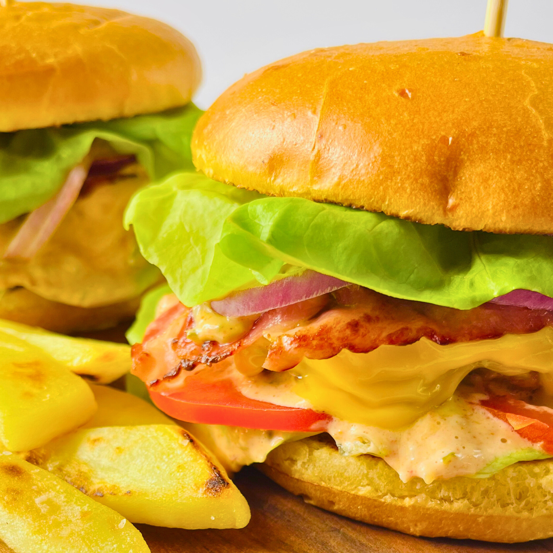 Смэш-бургер с хрустящим говяжьим бифштексом, калифорнийским соусом и картофелем по-деревенски