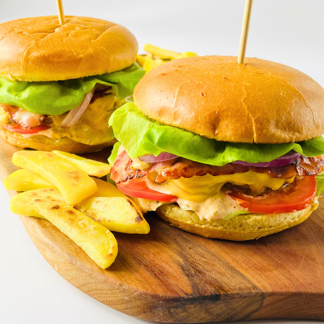 Смэш-бургер с хрустящим говяжьим бифштексом, калифорнийским соусом и картофелем по-деревенски