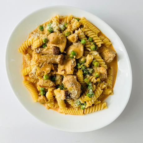Паста фузилли в соусе боскайола с цыпленком и грибами