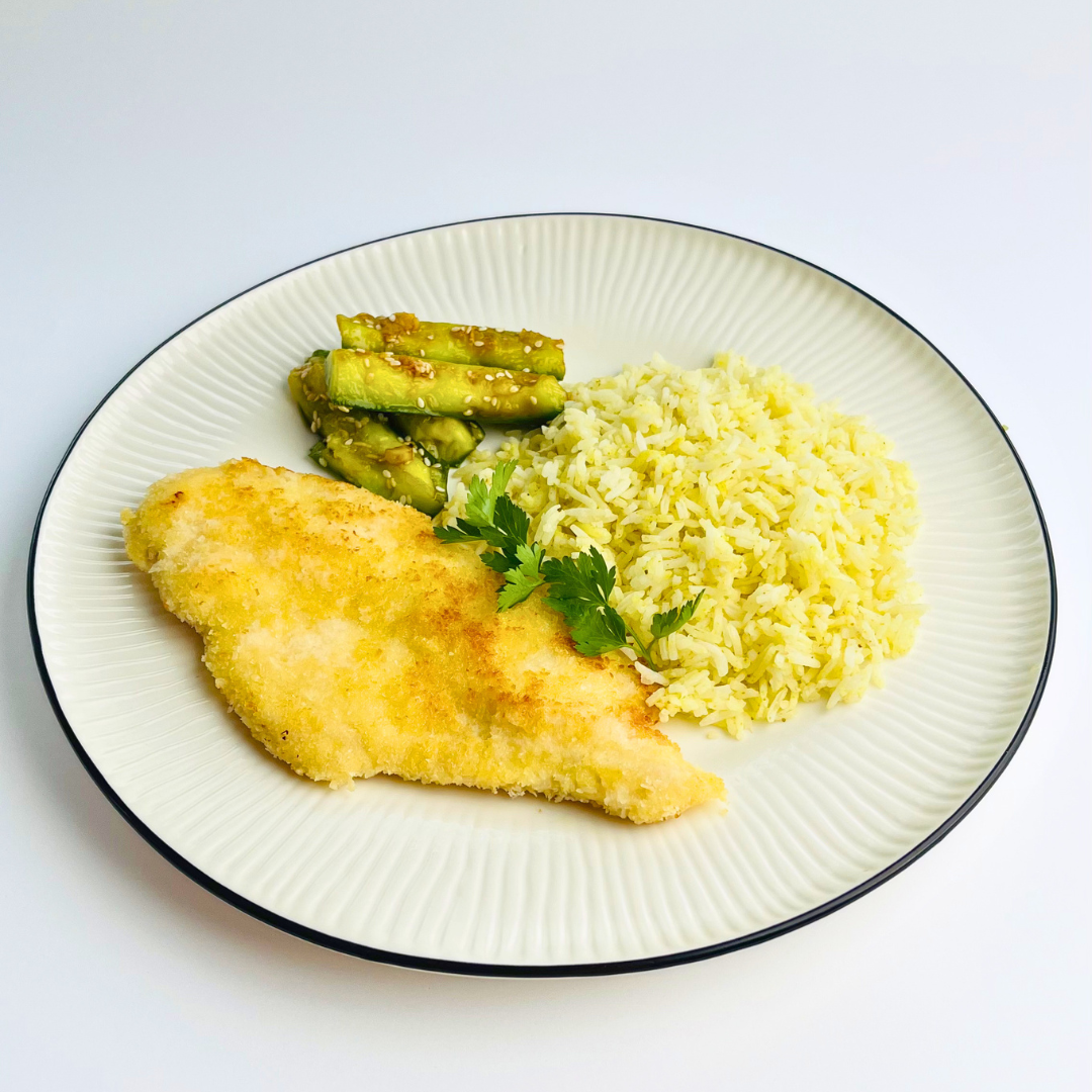 Хрустящая курица кацу с рисом бириани и битыми огурцами