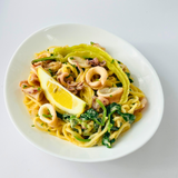 Паста в сливочном соусе песто с морепродуктами и помидорами черри