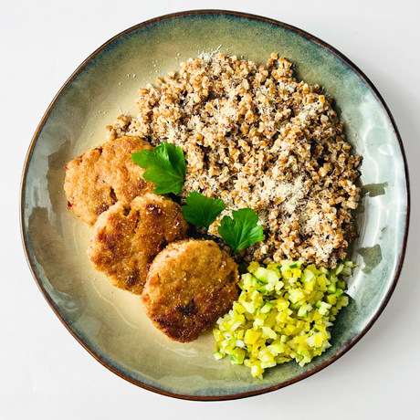 Мясные котлетки по-испански с гречотто и таратором из огурцов