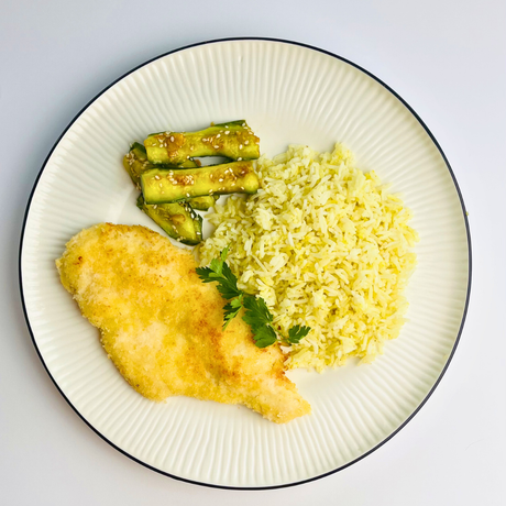 Хрустящая курица кацу с рисом бириани и битыми огурцами