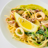 Паста в сливочном соусе песто с морепродуктами и помидорами черри