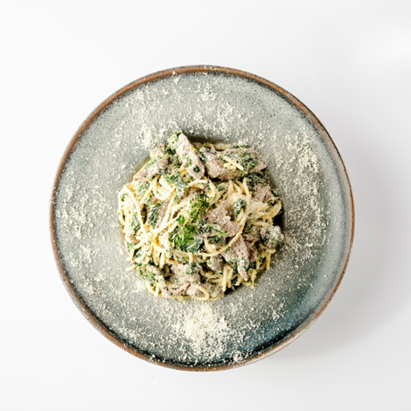 Спагетти фрикасе с говяжьим ромштексом и шпинатом в сливках