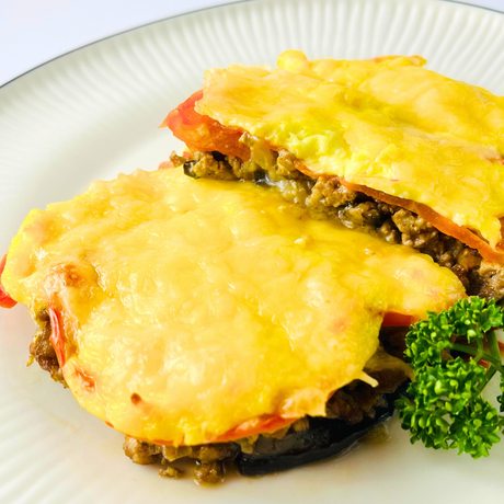 Классическая греческая мусака с домашним фаршем, баклажанами и сливочным соусом