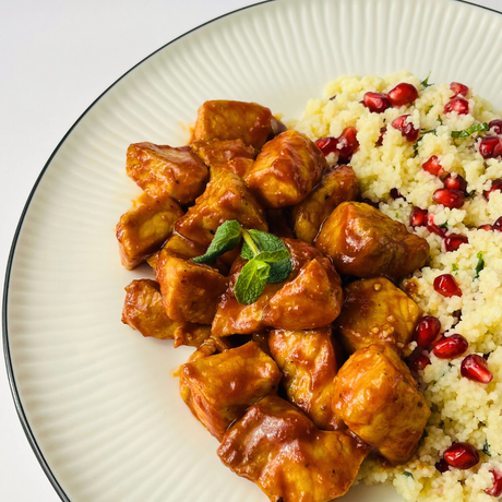 Свињетина у роштиљ сосу са кускусом, наром и ментом