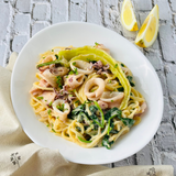 Паста в сливочном соусе песто с морепродуктами и помидорами черри