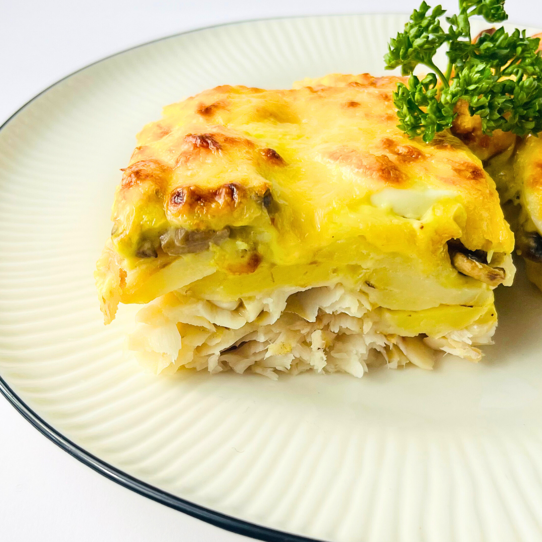 Белая рыбка, запечённая по-монастырски, с картофелем под соусом голандес