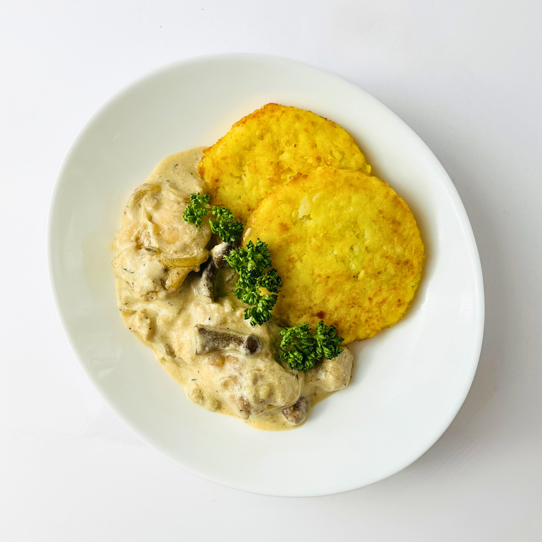 Нежный цыплёнок в сметанно-грибном соусе с хрустящим хашбрауном