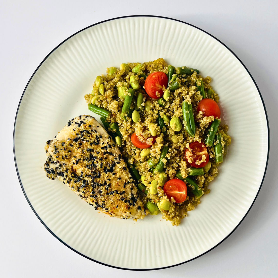 Куриная грудка в разноцветном кунжуте с миксом из зелёных овощей и киноа (578 ккал, 68 белка/ порция)