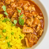 Свинина в натуральном соусе барбекю с рисом, кукурузой и горошком