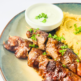 Нежни ражњићи од пилеће џигерице у BBQ маринади са пиреом од сочива