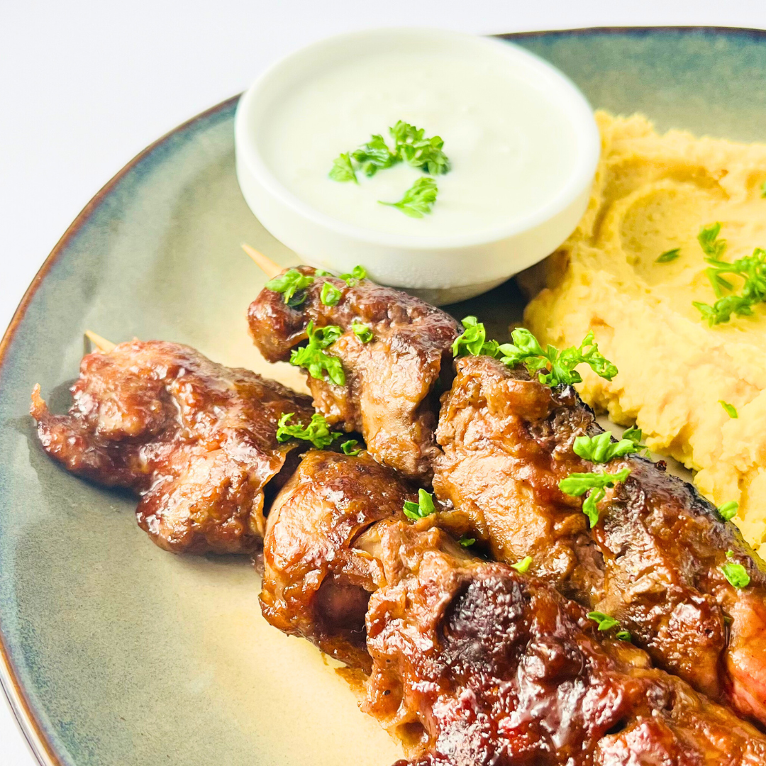 Нежные шашлычки из куриной печени в маринаде BBQ с чечевичным пюре