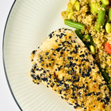 Куриная грудка в разноцветном кунжуте с миксом из зелёных овощей и киноа (578 ккал, 68 белка/ порция)