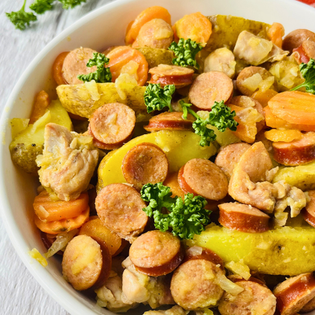 Богатырское рагу с цыпленком, колбасками и морковью в пряном азиатском соусе