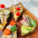 Бутерброды по-русски с селёдкой и шпротами на чёрном зерновом хлебе