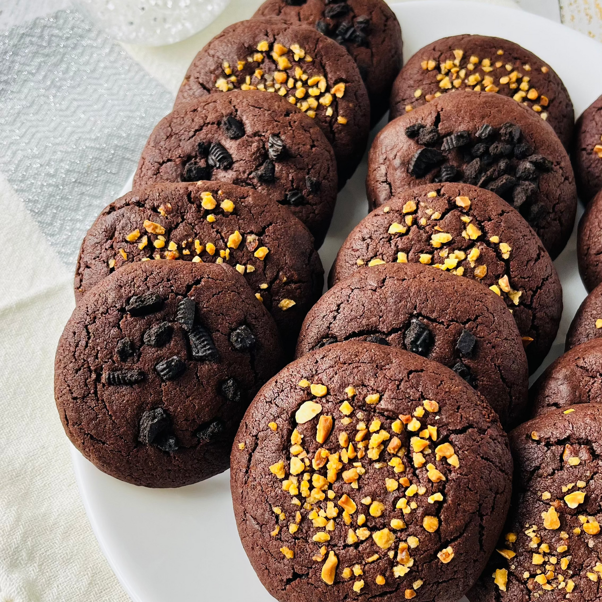 Шоколадные кукисы с дроблёным миндалём и крошкой Орео