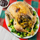 Утка, фаршированная яблоками с пряными специями, с брюссельской капустой и соусом из красной смородины