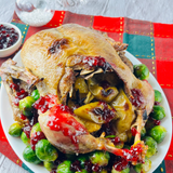 Утка, фаршированная яблоками с пряными специями, с брюссельской капустой и соусом из красной смородины