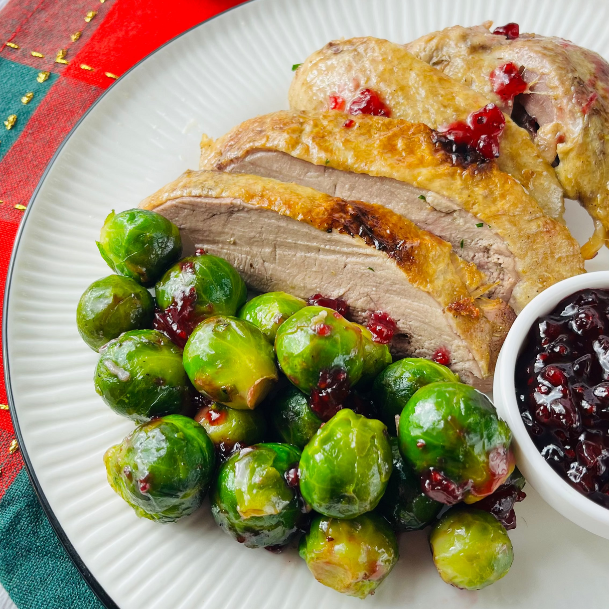 Утка, фаршированная яблоками с пряными специями, с брюссельской капустой и соусом из красной смородины