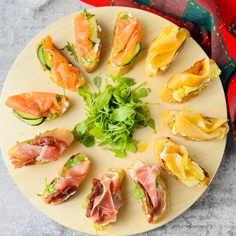Праздничный сет брускетт: с грушей и камамбером, с лососем и хамоном